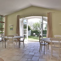 Salle de réception sur petit jardin