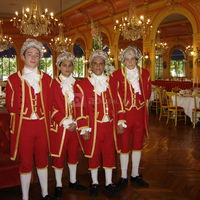 Personnels costumés laquais