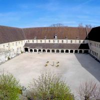 Grande cour de l'abbaye royale du Moncel