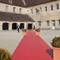 Tapis rouge dans la cour