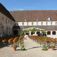 Cérémonie dans la cour