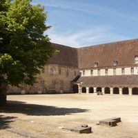 Cour abbaye royale du moncel