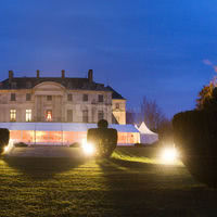 Vue du château, au milieu du jardin