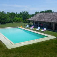 Vaste piscine au Château de Goudourville