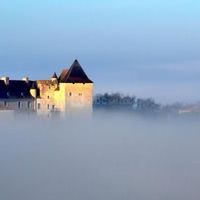 Le chateau de Goudourville émergeant de la brume