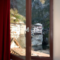 Vue sur les maisons supendues