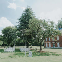 Cérémonie dans les jardins