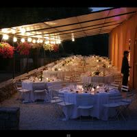Tables rondes sous la pergola