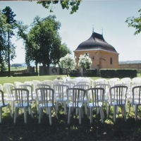 Devant la chapelle