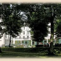 Vue de l'établissement depuis le parc thermal