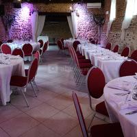 Salle de restauration La Grange avec ses chaises banquets