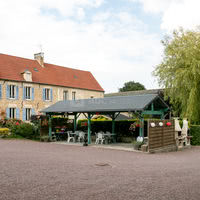 Le corps de ferme avec sa terrasse
