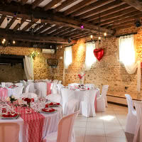 Salle de restauration en rouge et blanc