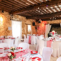 Salle décorée de rouge et blanc
