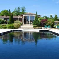 Piscine et salle de réception
