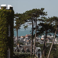 Le Donjon et la vue depuis la terrasse
