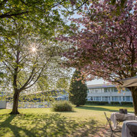 Le jardin de 2 hectares et notre piscine extérieure