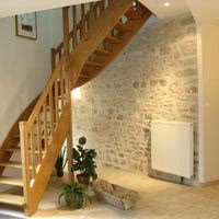 Escalier vers salle de jeux à l'étage