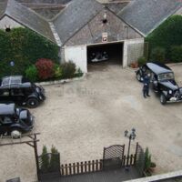 Un grand parking et un garage 5 places