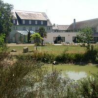 Un aperçu de l'hôtel-restaurant le tourbillon. vue du parc avec étang, de la terrasse et du bar privé.