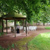 Préparation de la cérémonie sous le platane et le kiosque