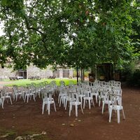 Préparation de la cérémonie sous le platane