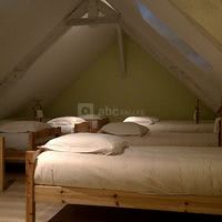 Le dortoir avec ses 10 lits simples