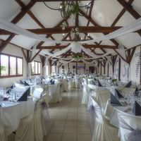 Mise en place des tables au Moulin de Follet
