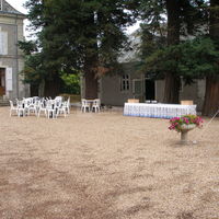 Petites tables ammenagees sous les seqoias