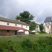 Anciennes écuries côté auvent