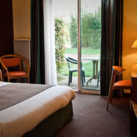 Chambre avec baignoire balnéo et terrasse privative