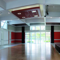 Vue générale de la salle avec scène