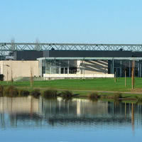 Vue extérieure de la salle, côté étang