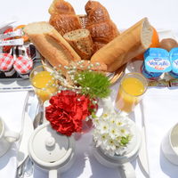 Petit déjeuner en terrasse aux beaux jours