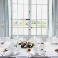 Table de mariés et vue sur les jardins © Palma & Maxime Photography