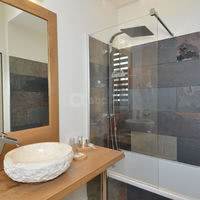 Salle de bain avec baignoire