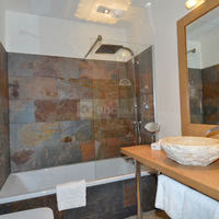 Salle de bain avec baignoire