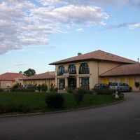 Photo du bâtiment hôtel avec bâtiment de la salle en deuxième plan
