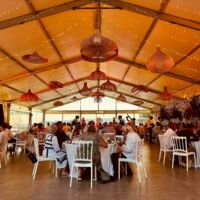 Le chapiteau en repas assis