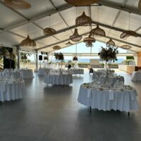 Vue d'ensemble sur le chapiteau et sa terrasse