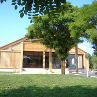 Face de la salle avec une terrasse