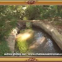 Petit ruisseau longeant le parking