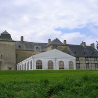 Vue arrière du château avec chapiteau