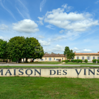Devant la bâtisse