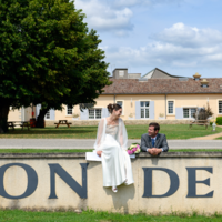 Devant la bâtisse