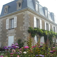 Façade et dépendance