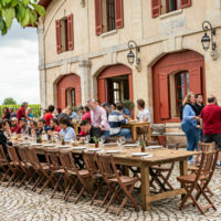 Déjeuner convivial sur la terrasse de la boutique