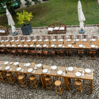 Déjeuner convivial sur la terrasse de la boutique