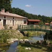 La ferme auberge et le bassin