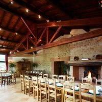 Salle de restaurant avec cheminée